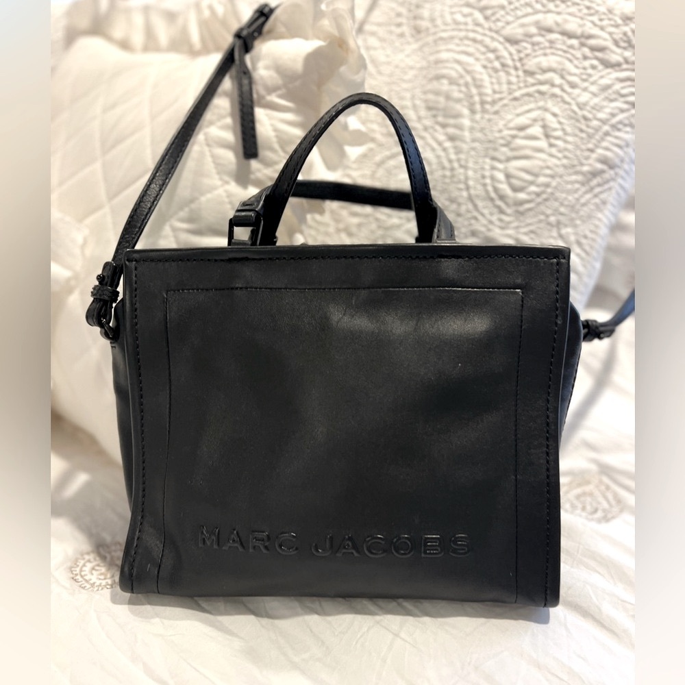 Marc Jacob's The Box Shopper 29 Bag, Black
Size: 9.3"H x 11.3"W great condition